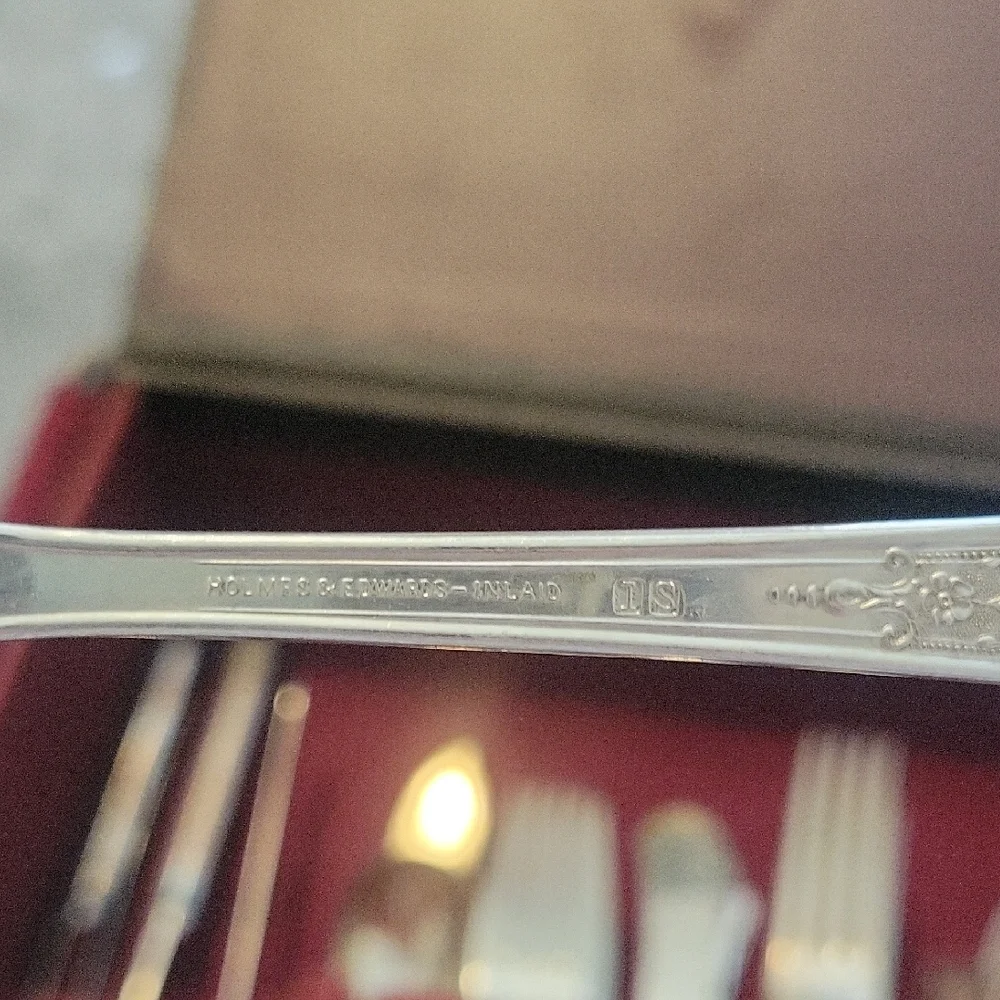 99 pc Super Plate Holmes & Edwards inlaid Silver Flatware Set. Original box
